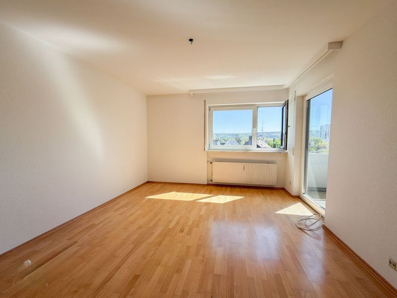 Frisch renovierte 2-Zimmer-Wohnung mit Balkon und EBK in Leonberg